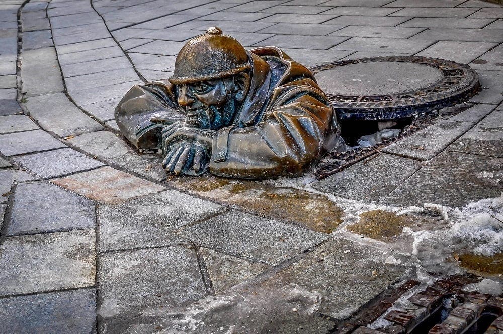 Bratislava-Slovakia-manhole-statue